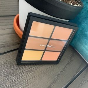MAC Pro Conceal and Correct Palette - Light or Med